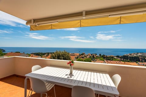 Day, Natural landscape, View (from property/room), Balcony/Terrace, Dining area, Sea view