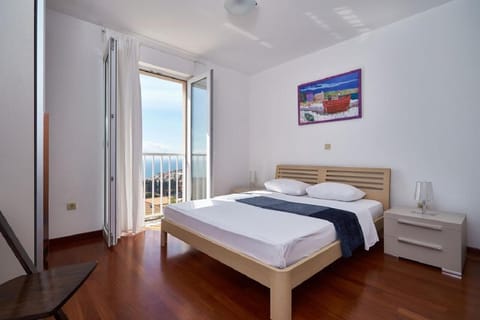 Bed, View (from property/room), Balcony/Terrace, Photo of the whole room, Bedroom, City view, Sea view, internet, internet, safe, wardrobe, air conditioner