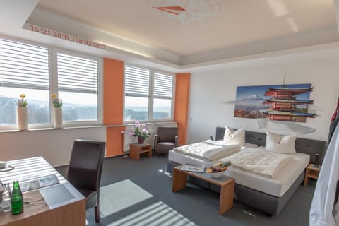 Bed, TV and multimedia, Photo of the whole room, Decorative detail, Seating area, Bedroom