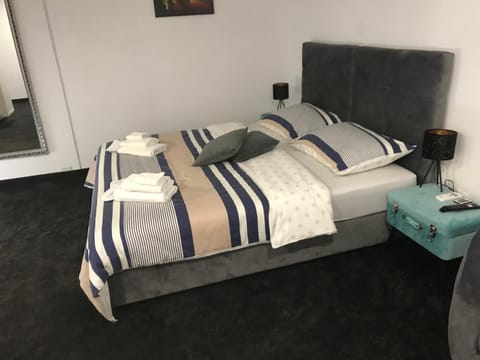 Bed, Living room, Photo of the whole room, Seating area, Bedroom, towels
