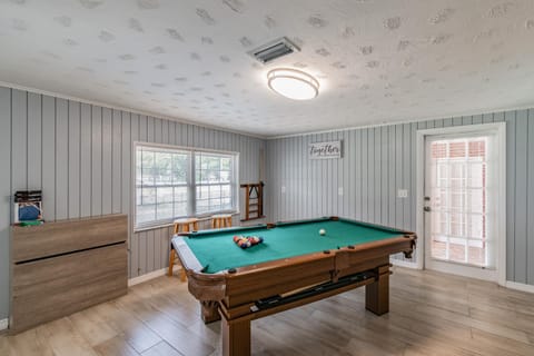 A Large Tropical Estate with 2 Acres of Space home House in Brandon