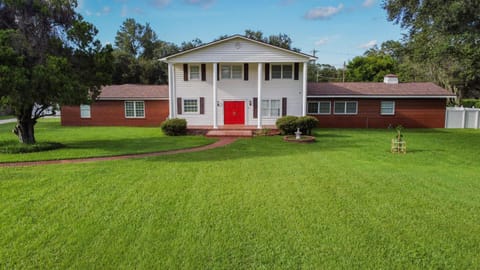 A Large Tropical Estate with 2 Acres of Space home House in Brandon