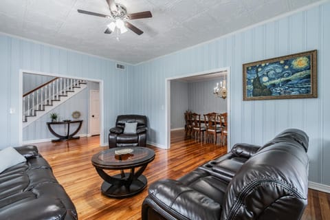 A Large Tropical Estate with 2 Acres of Space home House in Brandon