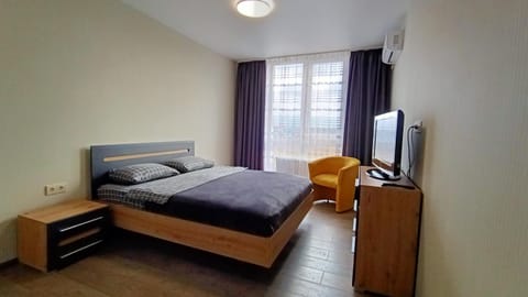 Bed, TV and multimedia, Photo of the whole room, Bedroom