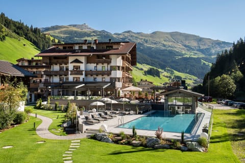 Property building, Natural landscape, Garden, Garden view, Mountain view, Pool view, Swimming pool, Swimming pool, sunbed