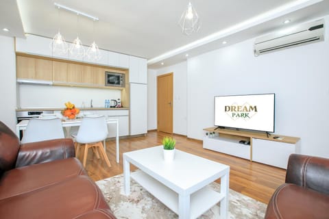 TV and multimedia, Coffee/tea facilities, Kitchen or kitchenette, Living room, Dining area