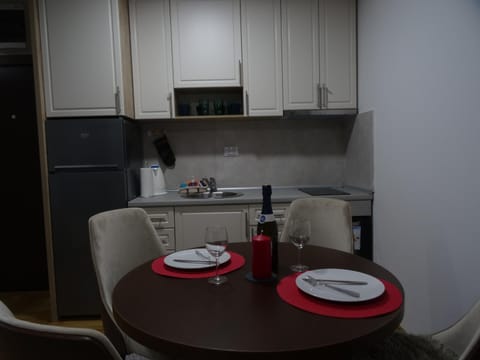Kitchen or kitchenette, Dining area