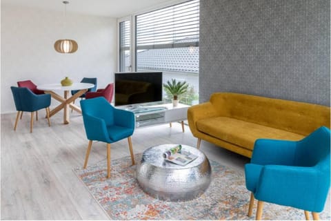 TV and multimedia, Living room, Seating area, Dining area