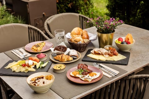 Restaurant/places to eat, Dining area, Breakfast