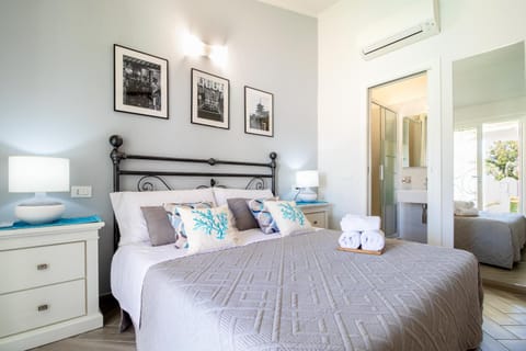 Bed, Bathroom, Photo of the whole room, Bedroom