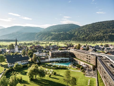 Property building, Nearby landmark, Natural landscape, Bird's eye view, Garden, Balcony/Terrace, City view, Mountain view