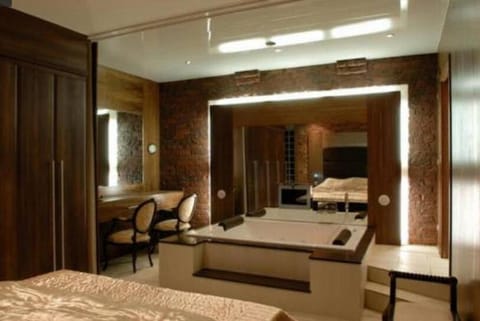 The Famous Floor Sleeps 26 and Group Acc Sleeps30 Apartment in Liverpool