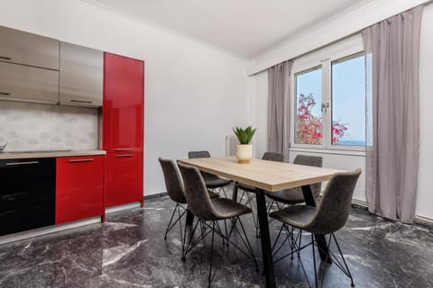 Kitchen or kitchenette, Dining area