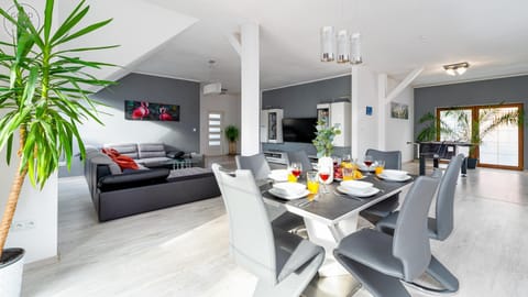Seating area, Dining area