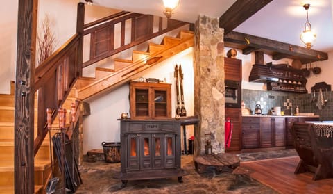 TV and multimedia, Coffee/tea facilities, Kitchen or kitchenette, Seating area, Dining area