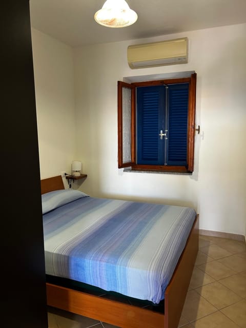 Bedroom, heating, heating, towels, air conditioner, air conditioner