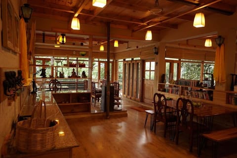 Property building, Restaurant/places to eat, Restaurant/places to eat, Living room, Lounge or bar, Seating area, Dining area, Hiking, Buffet breakfast, Drinks