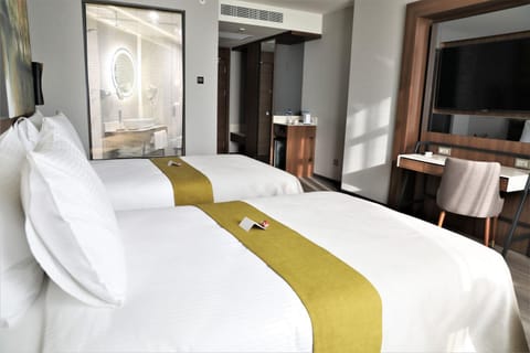 Shower, Bathroom, TV and multimedia, Coffee/tea facilities, Photo of the whole room, Bedroom, Pets, Breakfast, Facility for disabled guests, internet, minibar, room service, safe, wardrobe, elevator, air conditioner