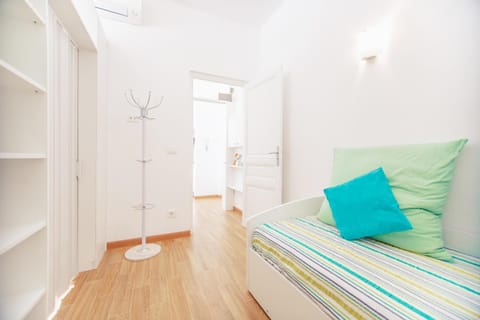 Bed, Seating area