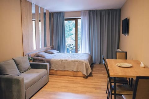 Bed, TV and multimedia, Photo of the whole room, Seating area, Bedroom