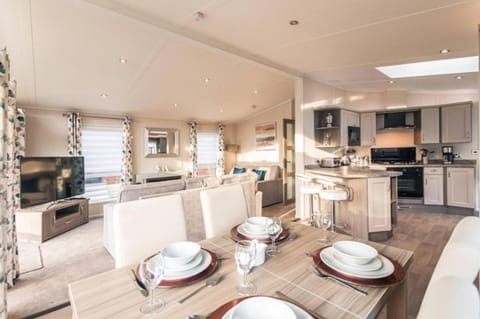 TV and multimedia, Kitchen or kitchenette, Living room, Dining area
