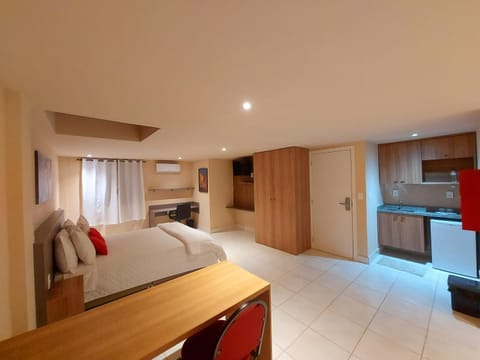 Bed, TV and multimedia, Kitchen or kitchenette, Living room, Photo of the whole room, Seating area, Bedroom, oven