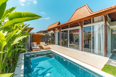 Property building, Patio, Day, Garden, Garden view, Pool view, Swimming pool, sunbed
