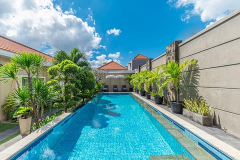 Swimming pool, sunbed