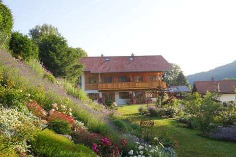 Ferienwohnungen im Rosengarten inkl. Chiemgaukarte Apartment in Ruhpolding