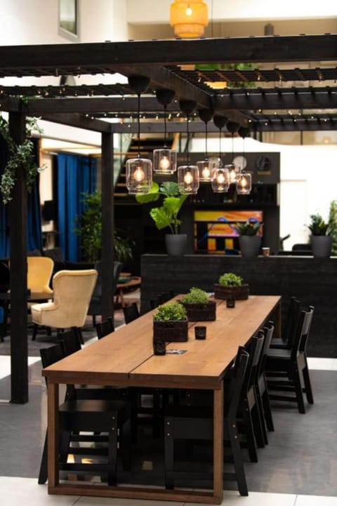 Property building, Restaurant/places to eat, Lounge or bar