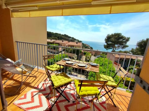 Appartement avec terrasse vue mer, proximité plage, place parking Apartment in Sanary-sur-Mer