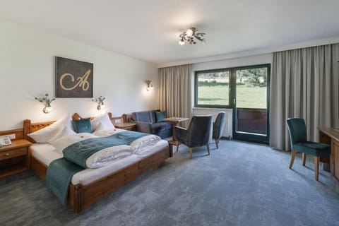 Photo of the whole room, Guests