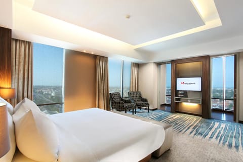 Bedroom, City view, Street view