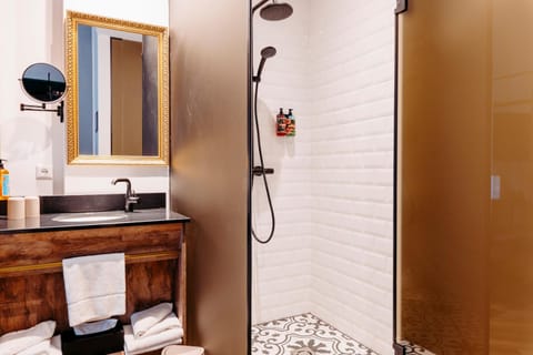 Shower, Bathroom, towels