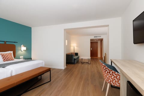 Bed, TV and multimedia, Living room, Photo of the whole room, Seating area, Bedroom, hair dresser