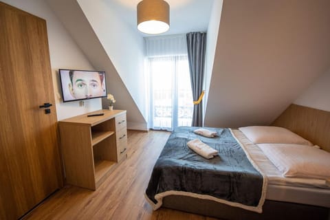 TV and multimedia, Balcony/Terrace, Photo of the whole room, Quiet street view, locker
