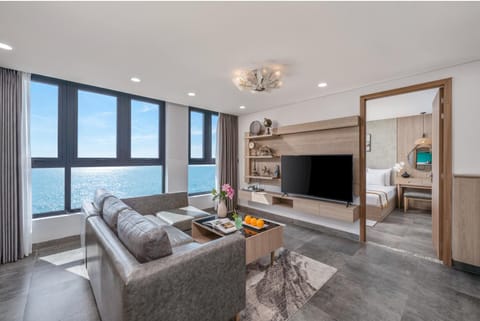 Communal lounge/ TV room, Evening entertainment, Sea view