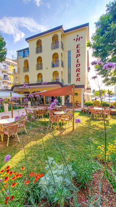 Property building, Facade/entrance, Garden