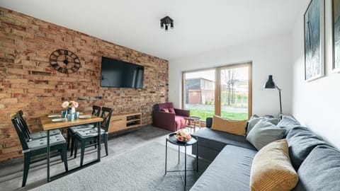 TV and multimedia, Living room, Seating area, Dining area