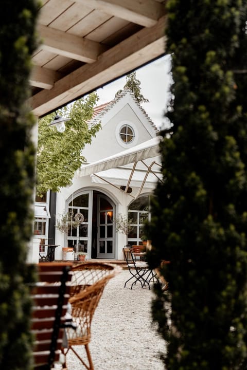 Restaurant/places to eat, Balcony/Terrace
