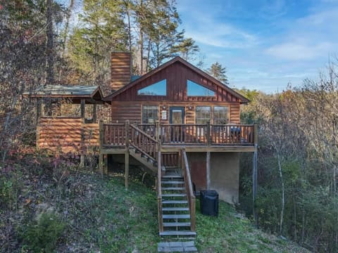 Secluded Cabin Near Smoky Mountains. Hot Tub! Honeymoon! Cabin in Sevierville