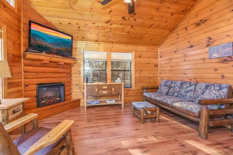 Secluded Cabin Near Smoky Mountains. Hot Tub! Honeymoon! Cabin in Sevierville