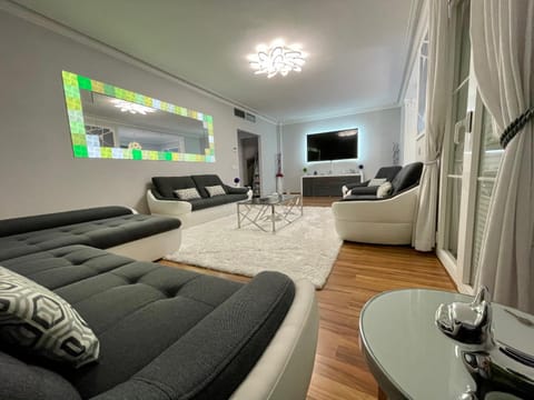 Communal lounge/ TV room, TV and multimedia, Living room