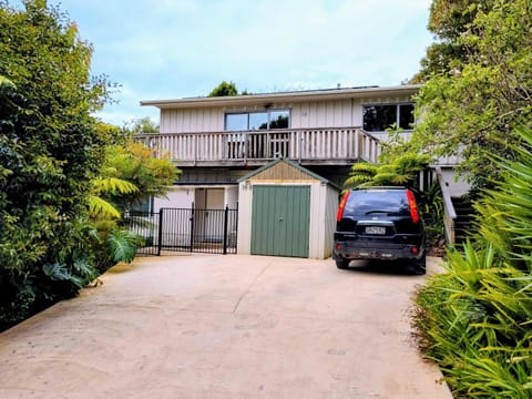 Property building, Day, Garden, Garden view, Parking