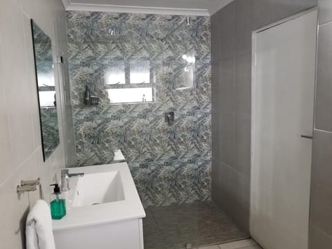 Shower, Bathroom, towels