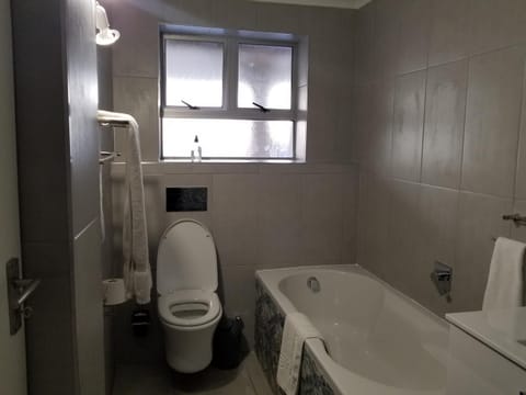 Shower, Toilet, Bathroom, Bath, towels