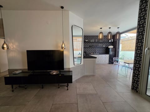 Kitchen or kitchenette, Living room, Photo of the whole room, Dining area