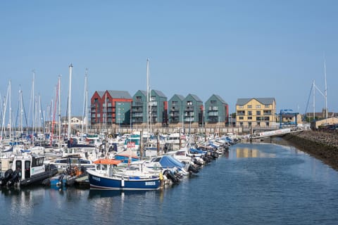 Property building, Nearby landmark, Neighbourhood