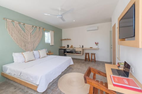 Bed, TV and multimedia, Coffee/tea facilities, Kitchen or kitchenette, Photo of the whole room, Seating area, Dining area, Bedroom