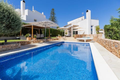 Swimming pool, sunbed